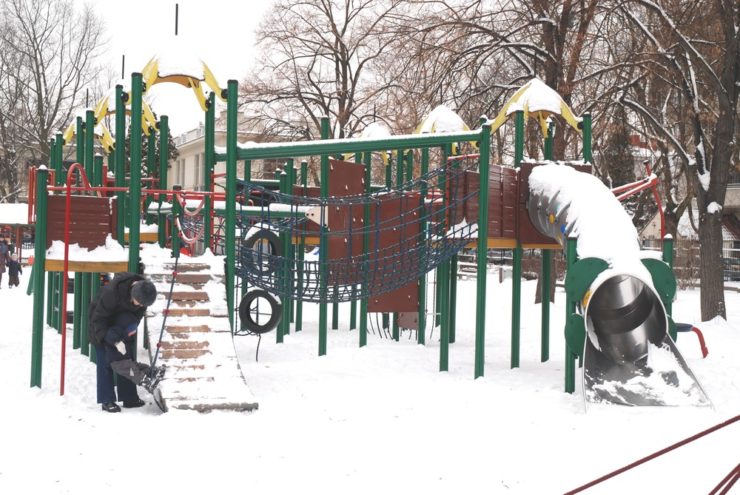 Places de jeu en hiver sous la neige